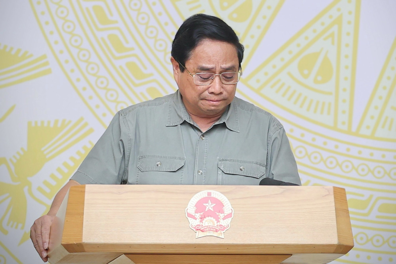 Thủ tướng Phạm Minh Chính nhiều lần nghẹn giọng, bật khóc khi đề cập tới sự tàn phá, hậu quả nặng nề và những mất mát, thiệt hại của người dân, của đất nước. (Ảnh: Nhật Bắc) Thủ tướng Phạm Minh Chính nhiều lần nghẹn giọng, bật khóc khi đề cập tới sự tàn phá, hậu quả nặng nề và những mất mát, thiệt hại của người dân, của đất nước. (Ảnh: Nhật Bắc)