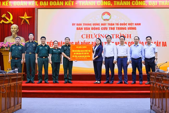 Bộ Quốc phòng ủng hộ 40 tỷ đồng hỗ trợ đồng bào khắc phục hậu quả bão lũ thông qua MTTQ Việt Nam.