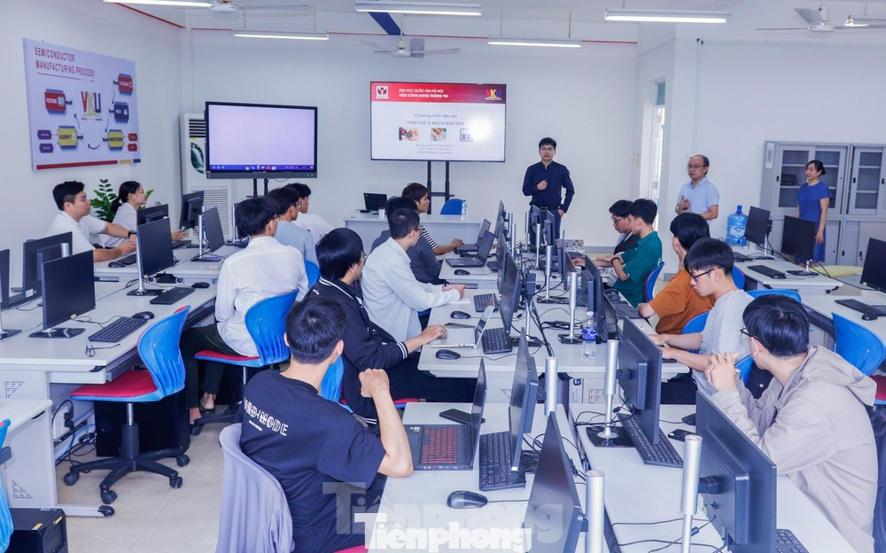 Đào tạo công nghệ bán dẫn là một trong những nhiệm vụ quan trọng được xác định trong thời gian tới. Đào tạo công nghệ bán dẫn là một trong những nhiệm vụ quan trọng được xác định trong thời gian tới.