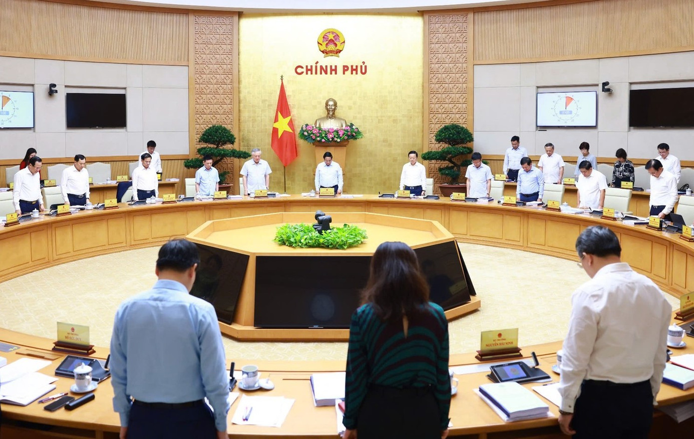 Các thành viên Chính phủ dành một phút mặc niệm tưởng nhớ các nạn nhân bị thiệt mạng do bão lũ gây ra. Ảnh: Nhật Bắc