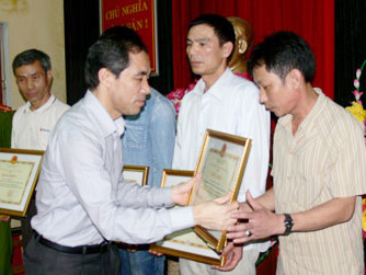 Chủ tịch UBND tỉnh Chẩu Văn Lâm trao Bằng khen cho các tập thể và cá nhân có thành tích trong công tác đấu tranh phòng, chống tội phạm trong vụ bắt cướp tiệm vàng Tuấn Anh 2. Ảnh: Báo Tuyên Quang . Chủ tịch UBND tỉnh Chẩu Văn Lâm trao Bằng khen cho các tập thể và cá nhân có thành tích trong công tác đấu tranh phòng, chống tội phạm trong vụ bắt cướp tiệm vàng Tuấn Anh 2. Ảnh: Báo Tuyên Quang