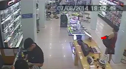 Cô gái 'chôm chỉa' điện thoại cực tinh vi ảnh 2