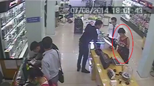 Cô gái 'chôm chỉa' điện thoại cực tinh vi ảnh 1