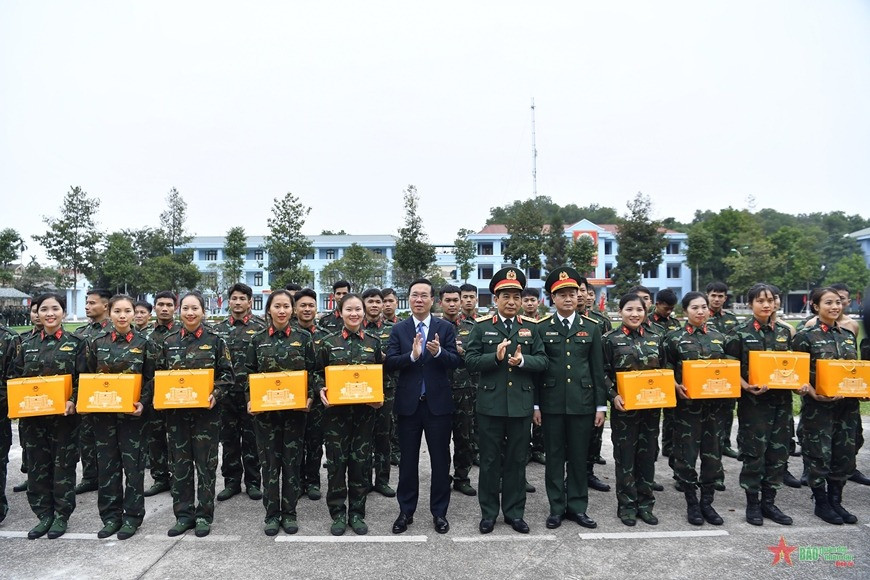 Chủ tịch nước Võ Văn Thưởng và Đại tướng Phan Văn Giang trao quà tặng cán bộ, chiến sĩ Lữ đoàn Trinh sát đặc nhiệm K3.