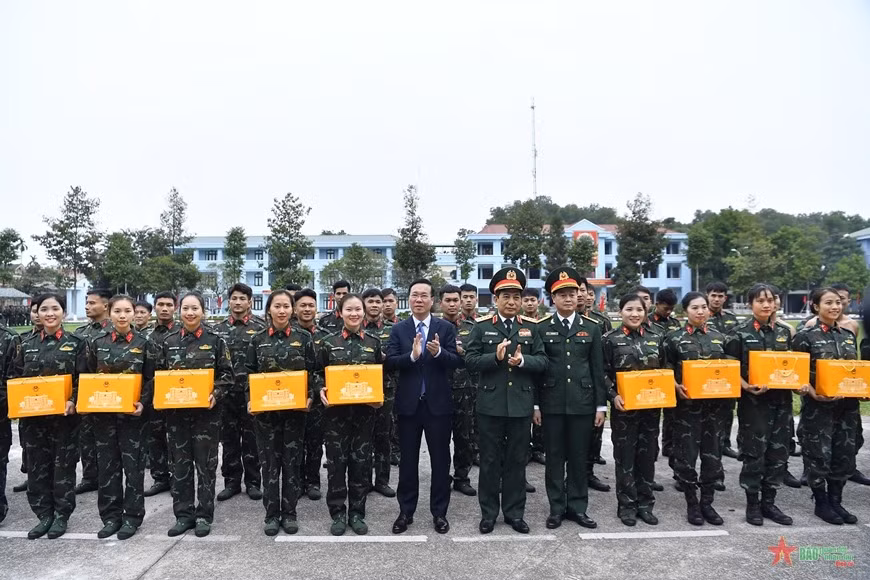 Chủ tịch nước Võ Văn Thưởng và Đại tướng Phan Văn Giang trao quà tặng cán bộ, chiến sĩ Lữ đoàn Trinh sát đặc nhiệm K3.
