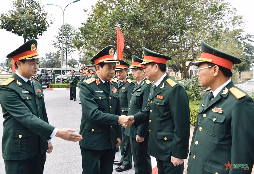 Chỉ huy Tổng cục II và Lữ đoàn Trinh sát đặc nhiệm K3 đón Đại tướng Phan Văn Giang. Ảnh: Tuấn Huy
