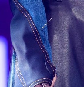 Kim may găm vào tay áo của Karina. Ảnh: Twitter. Kim may găm vào tay áo của Karina. Ảnh: Twitter.