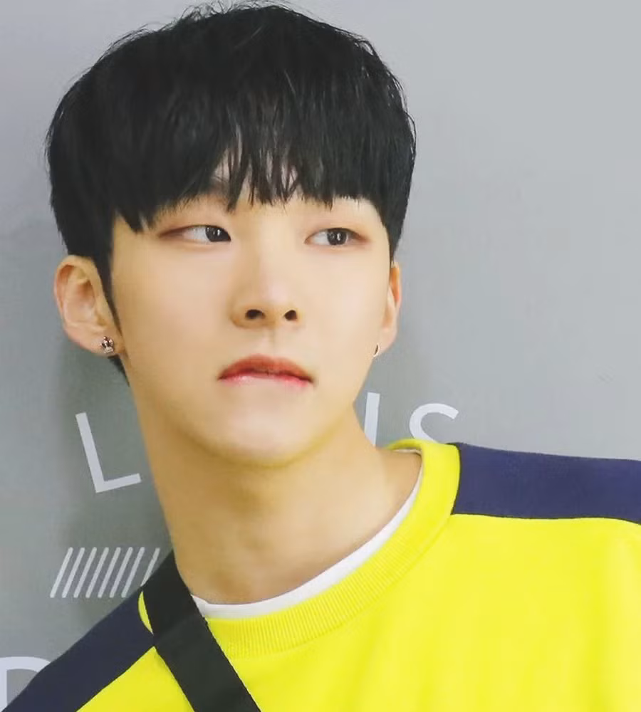 Wooyoung bị nghi là nam thần tượng họ Choi trong vụ quay lén cảnh quan hệ tình dục với bạn gái. Wooyoung bị nghi là nam thần tượng họ Choi trong vụ quay lén cảnh quan hệ tình dục với bạn gái.