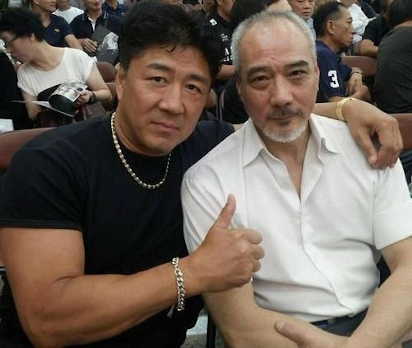 Bị showbiz Hong Kong phong sát, Lý Nguyên Bá (áo đen) không còn giữ được hào quang năm nào. Ảnh: HK01. Bị showbiz Hong Kong phong sát, Lý Nguyên Bá (áo đen) không còn giữ được hào quang năm nào. Ảnh: HK01.