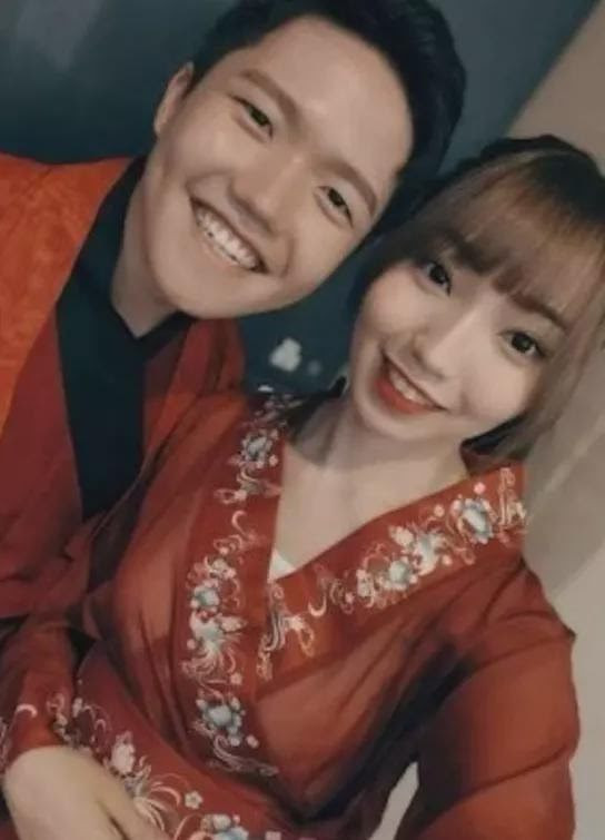 Xu Jialing hạnh phúc bên vị hôn phu kém 3 tuổi trước khi bị sát hại. Ảnh: Yahoo. Xu Jialing hạnh phúc bên vị hôn phu kém 3 tuổi trước khi bị sát hại. Ảnh: Yahoo.