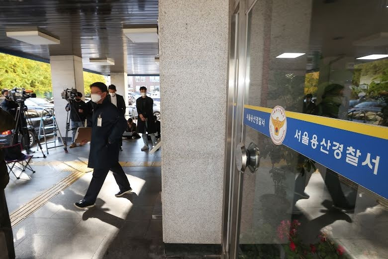 Sở Cảnh sát Yongsan là nơi tiếp nhận đơn tố cáo của nạn nhân. Sở Cảnh sát Yongsan là nơi tiếp nhận đơn tố cáo của nạn nhân.