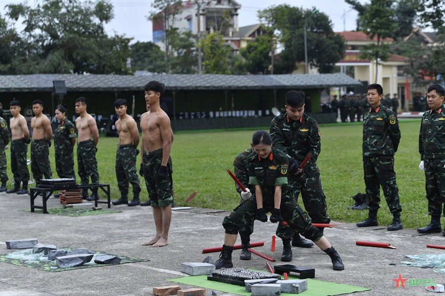 Cán bộ, chiến sĩ Lữ đoàn Trinh sát đặc nhiệm K3 biểu diễn võ thuật. Ảnh: TUẤN HUY