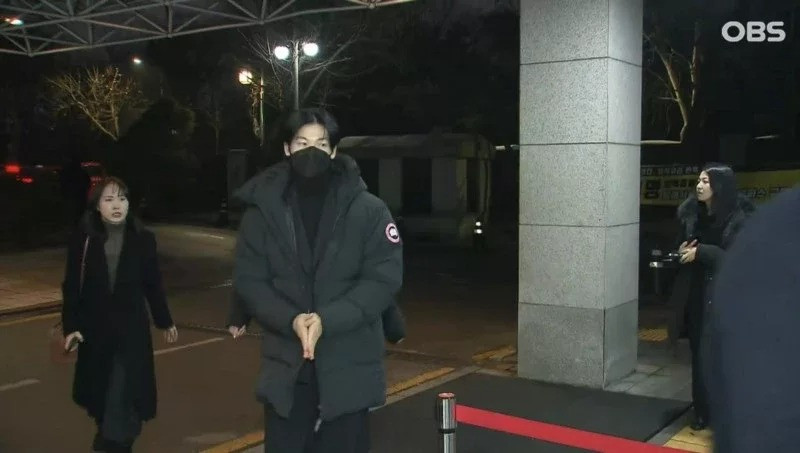 Hứa Quang Hán che kín mặt đến tiễn đưa Lee Sun Kyun. Ảnh: OBS.