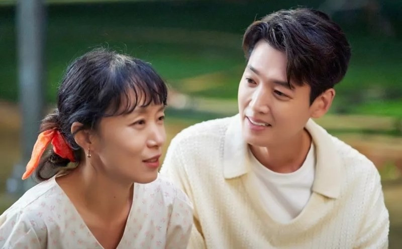 Chuyện tình “chị - em” của Jeon Do Yeon và Jung Kyung Ho trong Crash Course in Romance (Khóa học yêu cấp tốc) nhận được sự yêu thích của 2% khán giả tham gia khảo sát, chiếm 72 phiếu, giữ hạng 9. Trong phim, Jeon Do Yeon vào vai cựu vận động viên quốc gia có cháu gái học thêm tại lớp do Jung Kyung Ho dạy.