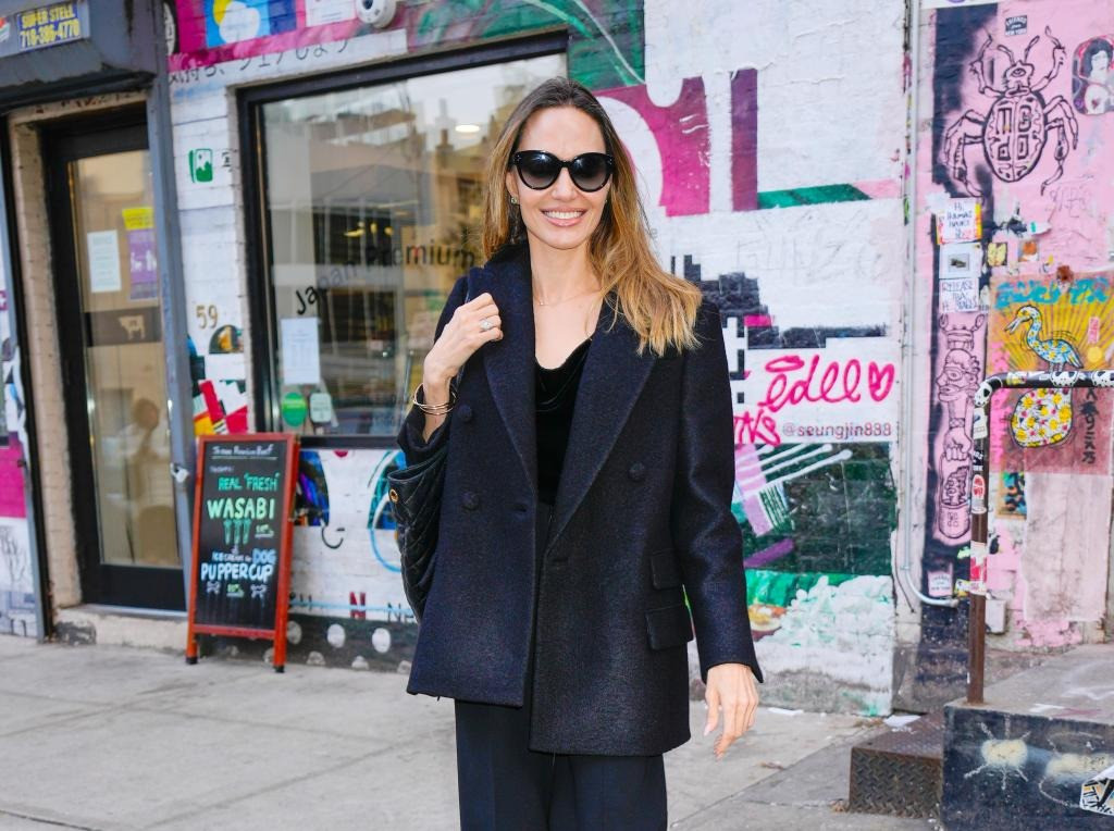 Angelina Jolie rạng rỡ xuất hiện trên phố New York. Ảnh: TheImageDirect.com.