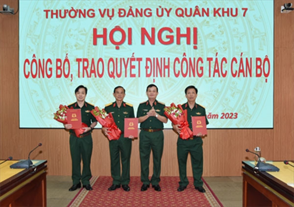 Trung tướng Trần Hoài Trung - Bí thư Đảng ủy, Chính ủy Quân khu 7 trao quyết định cho cán bộ. Ảnh: QĐND.