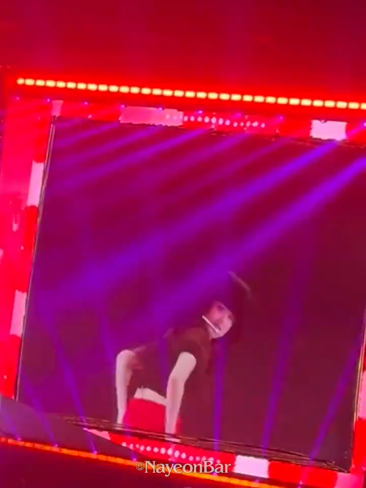 Nayeon hớ hênh trên sân khấu. Video: Twitter.