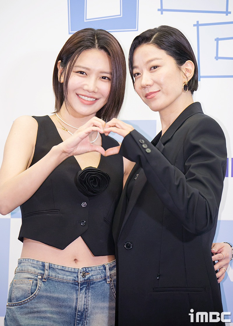 Jeon Hye Jin và Sooyoung trong buổi họp báo ra mắt phim Not Others vào đầu năm. Ảnh: IMBC. Jeon Hye Jin và Sooyoung trong buổi họp báo ra mắt phim Not Others vào đầu năm. Ảnh: IMBC.