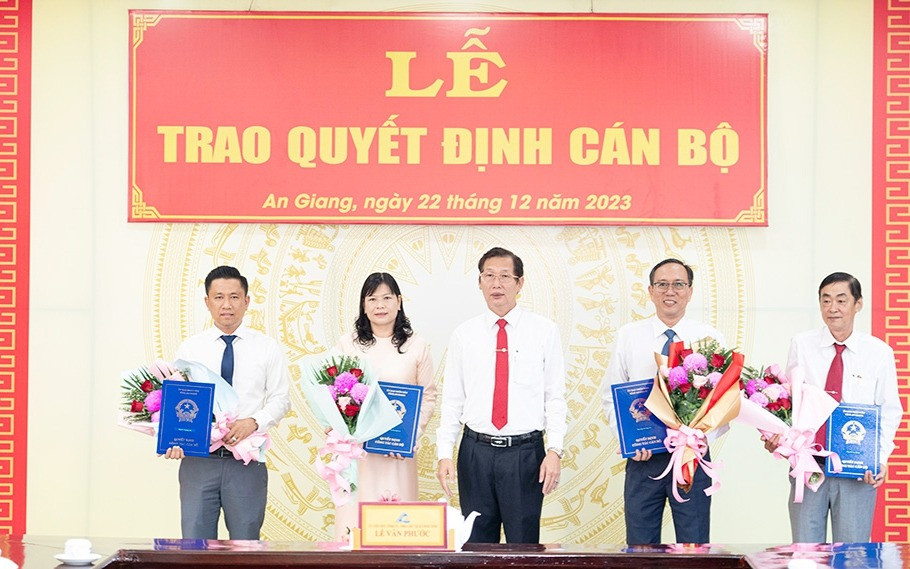 Phó Chủ tịch UBND tỉnh An Giang Lê Văn Phước trao quyết định công tác cán bộ. Ảnh: Chinhphu.vn. Phó Chủ tịch UBND tỉnh An Giang Lê Văn Phước trao quyết định công tác cán bộ. Ảnh: Chinhphu.vn.