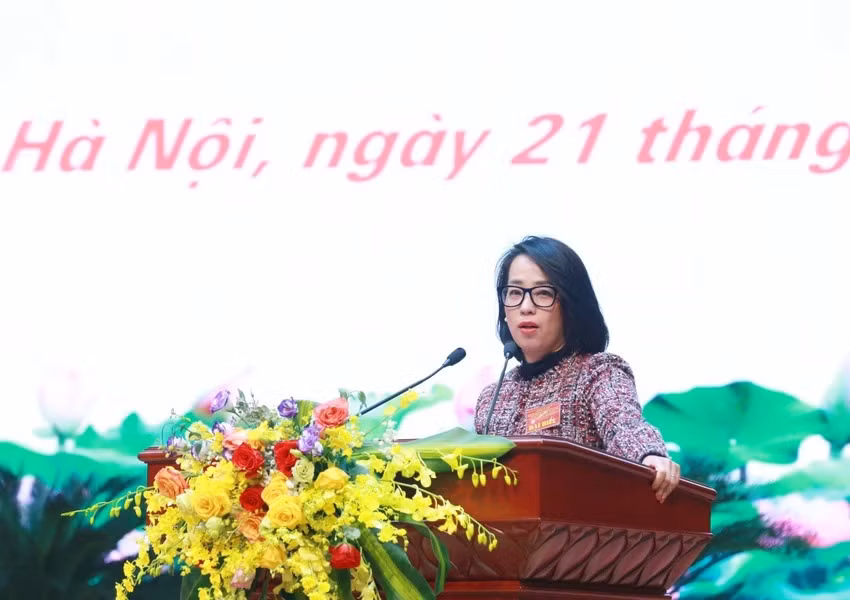 Vụ trưởng Vụ Thông tin Báo chí, Người Phát ngôn Bộ Ngoại giao Phạm Thu Hằng trình bày tham luận tại hội nghị. (Ảnh: Phương Hoa/TTXVN)