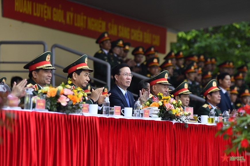 Chủ tịch nước Võ Văn Thưởng, Đại tướng Phan Văn Giang và các đại biểu tham quan cán bộ, chiến sĩ Lữ đoàn Trinh sát đặc nhiệm K3 biểu diễn võ thuật. Ảnh: Tuấn Huy