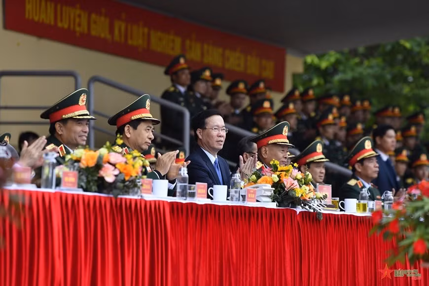 Chủ tịch nước Võ Văn Thưởng, Đại tướng Phan Văn Giang và các đại biểu tham quan cán bộ, chiến sĩ Lữ đoàn Trinh sát đặc nhiệm K3 biểu diễn võ thuật. Ảnh: Tuấn Huy