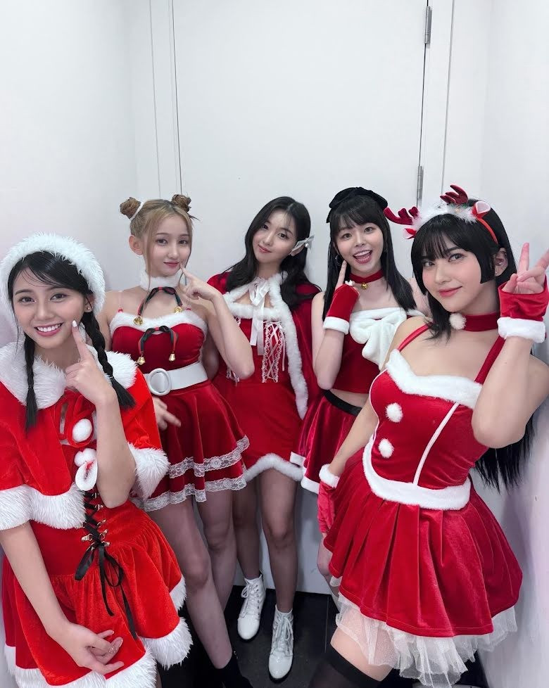 Trang phục của một số thành viên Busters bị cho là quá gợi cảm so với tuổi. Ảnh: IG.