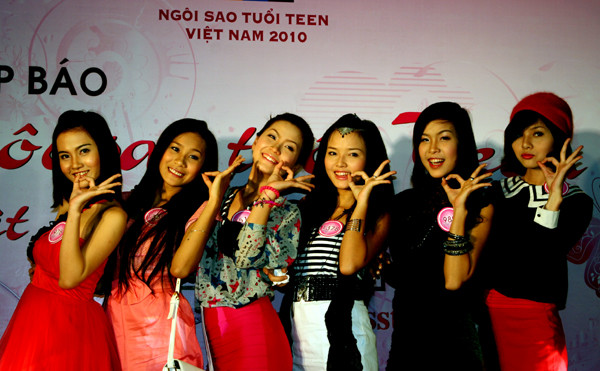 Diễm TRang (thứ ba từ trái sang) cùng các bạn xuất hiện với vẻ xì-teen trong lễ khởi động 