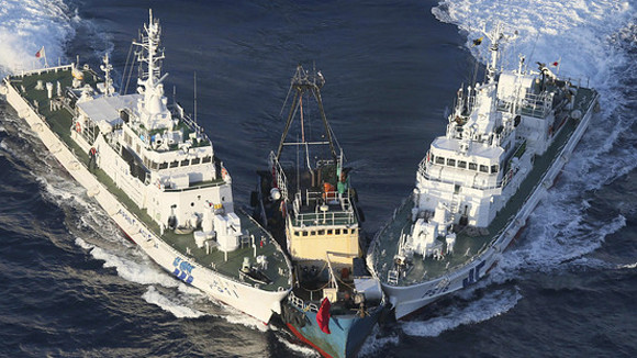 Hai tàu tuần tra của Nhật Bản cùng chặn một tàu Trung Quốc ở vùng biển quanh quần đảo tranh chấp Senkaku/Điếu Ngư