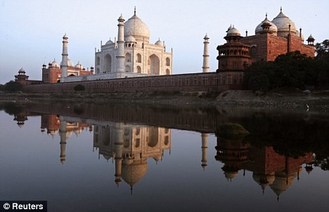 Móng của Taj Mahal được làm từ gỗ và được nuôi dưỡng từ nguồn nước của sông Yamuna