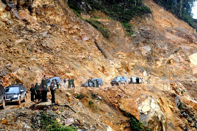 Dự án còn phải mở thêm hệ thống đường ngang, khoảng 200km có một con đường nhánh nối quốc lộ hoặc tỉnh lộ với đường tuần tra biên giới