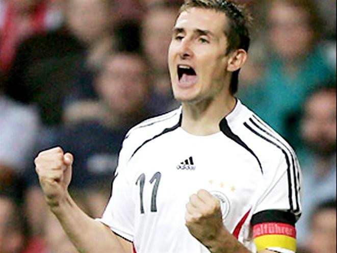 Klose lập cú đúp mang lại chiến thắng cho xe tăng Đức ngay lần đầu mang băng đội trưởng