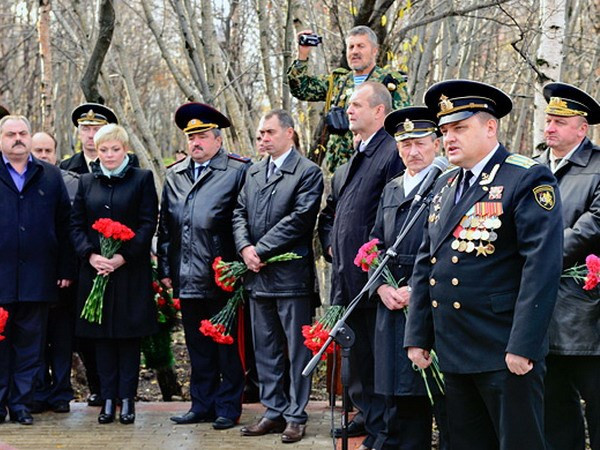 Giây phút tưởng niệm những chiến sỹ hải quân đánh bộ đã hi sinh trong chiến đấu.(Ảnh: mil.ru)