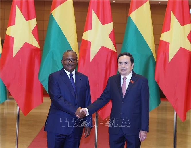 Chủ tịch Quốc hội Trần Thanh Mẫn và Tổng thống Guinea-Bissau Umaro Sissoco Embaló chụp ảnh chung. Ảnh: Thống Nhất/TTXVN. Chủ tịch Quốc hội Trần Thanh Mẫn và Tổng thống Guinea-Bissau Umaro Sissoco Embaló chụp ảnh chung. Ảnh: Thống Nhất/TTXVN.