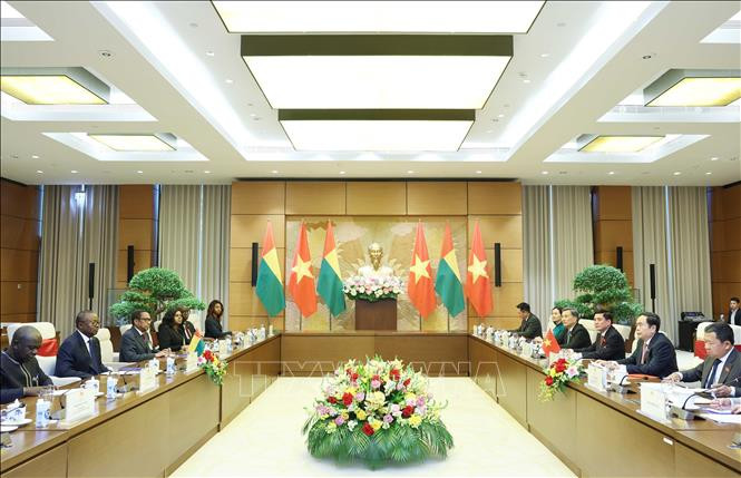 Chủ tịch Quốc hội Trần Thanh Mẫn hội kiến Tổng thống Guinea-Bissau Umaro Sissoco Embaló. Ảnh: Thống Nhất/TTXVN Chủ tịch Quốc hội Trần Thanh Mẫn hội kiến Tổng thống Guinea-Bissau Umaro Sissoco Embaló. Ảnh: Thống Nhất/TTXVN