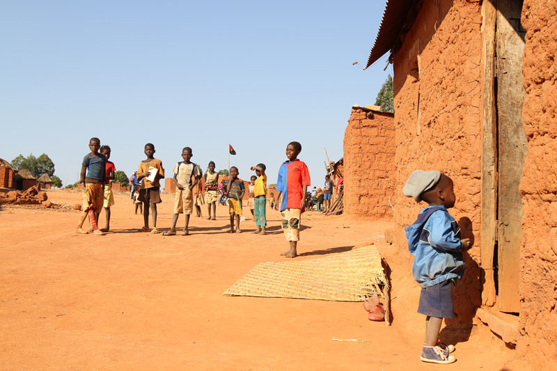 Đa số các ngôi làng của người dân Angola đều được xây bằng đất sét