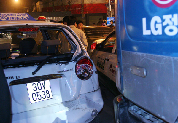 Đuôi xe bị móp mép, biến dạng