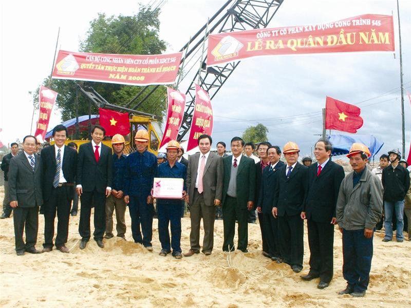 Phó Chủ tịch UBND TP Đà Nẵng tặng quà cho công nhân thi công cầu Quá Giáng Phó Chủ tịch UBND TP Đà Nẵng tặng quà cho công nhân thi công cầu Quá Giáng