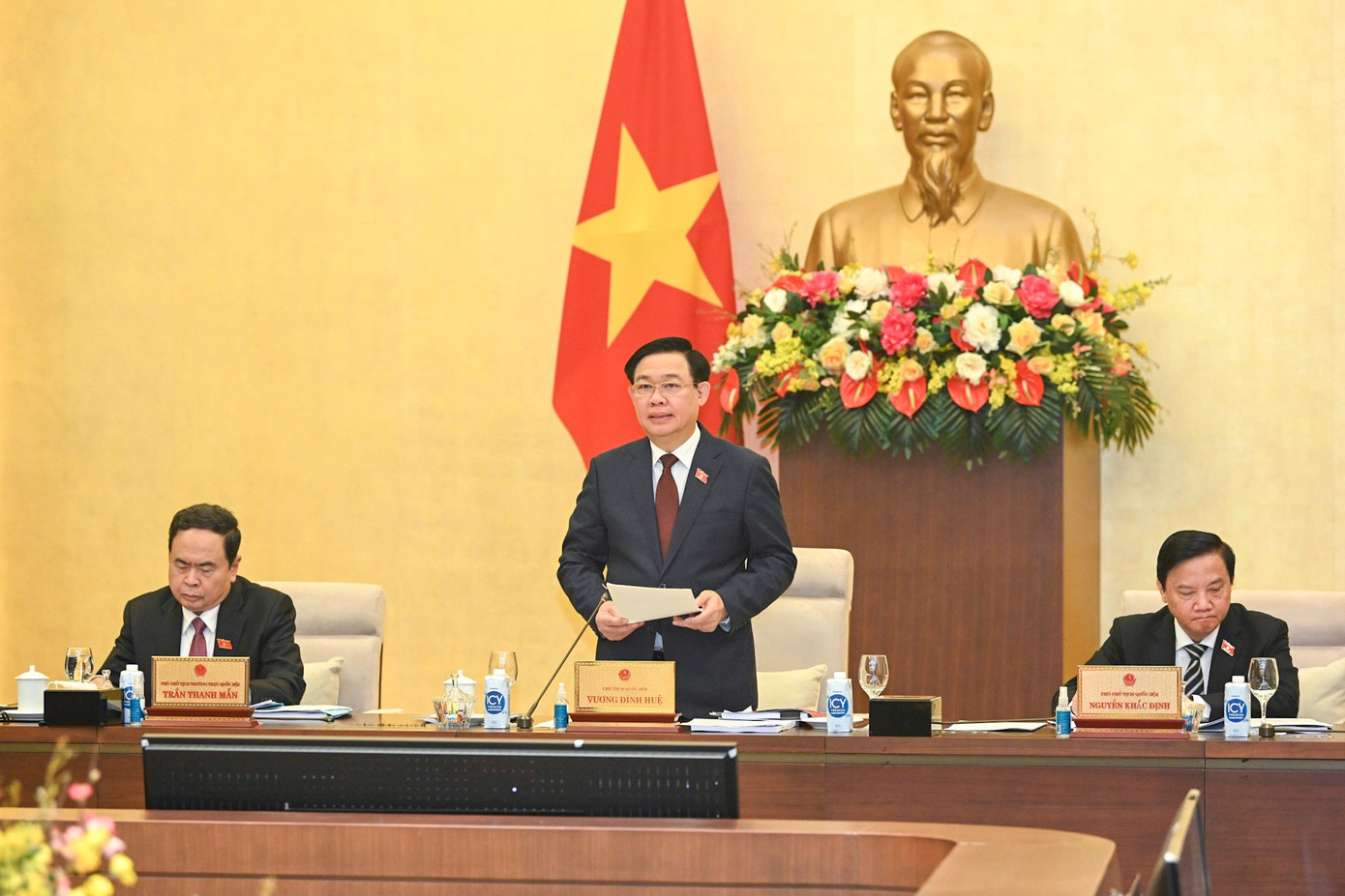 Chủ tịch Quốc hội Vương Đình Huệ phát biểu tại phiên họp. Ảnh Duy Linh