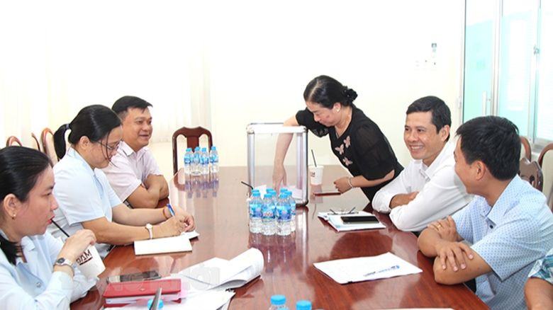 Thanh tra tỉnh Bến Tre bốc thăm ngẫu nhiên chọn người xác minh tài sản, thu nhập theo quy định. Ảnh: TCTT