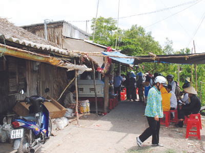 Xóm nghèo mé sông quê ngoại Thu Hiền Ảnh: Nguyễn Tiến Hưng