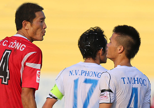 Tuyển thủ U20 Việt Nam bị giẫm đạp ở V-League ảnh 1