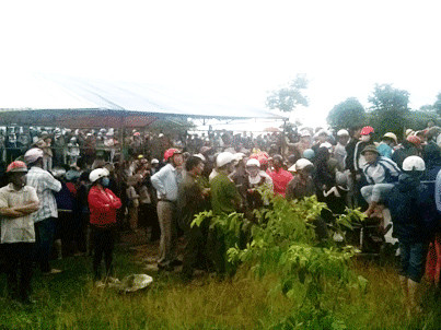 Hàng trăm người dân hiếu kỳ, tụ tập gần hiện trường xem CA làm việc