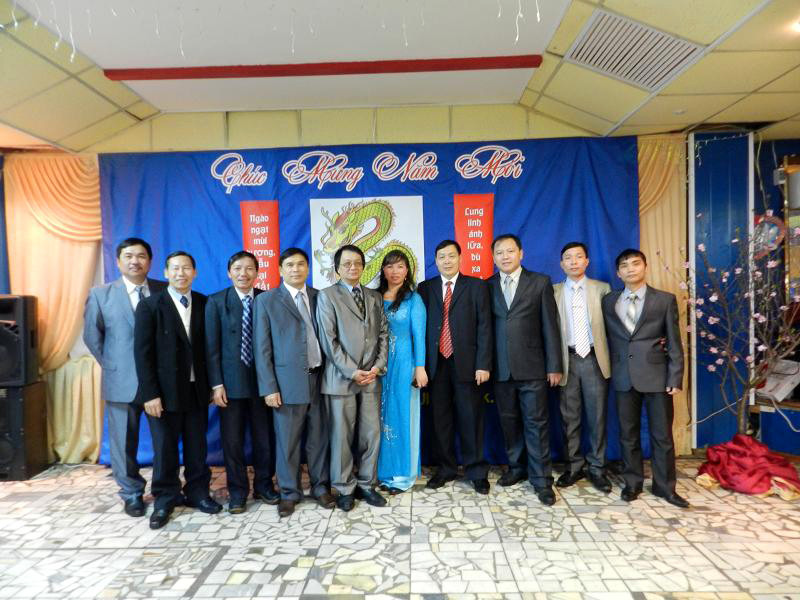 Đại diện hội người Việt Nam, hội phụ nữ và hội sinh viên chụp ảnh lưu niệm