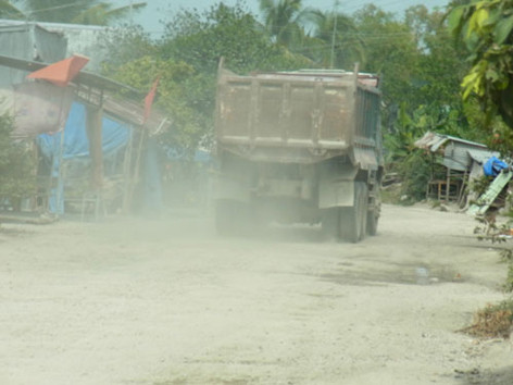  Xe chở đá kéo theo bụi bay tứ tung làm ảnh hưởng đời sống người dân tại xã Thổ Sơn (Hòn Đất, Kiên Giang) - Ảnh: Tiến Trình (Thanh Niên)