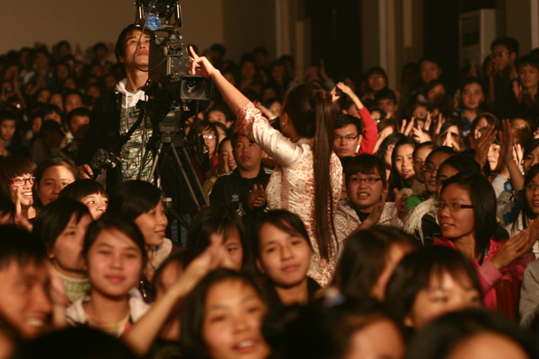 Đoan Trang giữa khán phòng chật kín khán giả.