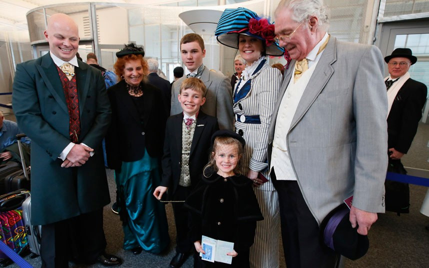 Một gia đình gồm ba thế hệ đến từ London và Machester có mặt trên chuyến tàu.