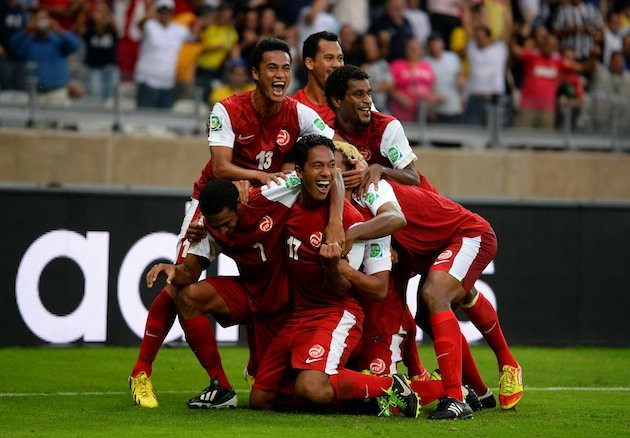 Niềm vui khôn xiết của các cầu thủ Tahiti với bàn thắng có được. Niềm vui khôn xiết của các cầu thủ Tahiti với bàn thắng có được