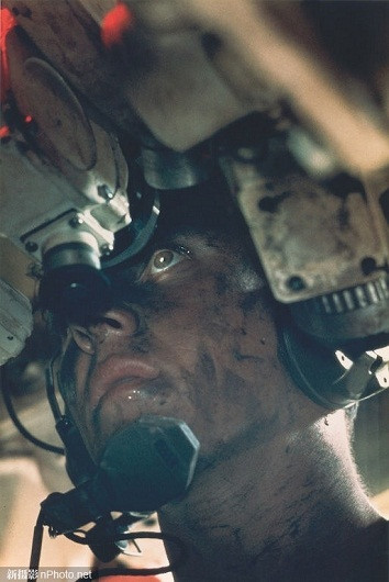 1967: Một lính Mỹ đang điều khiển họng súng của chiếc xe tăng M48 thuộc trung đoàn 7 trong chiến dịch Iron Triangle (Tam giác thép) tại Việt Nam