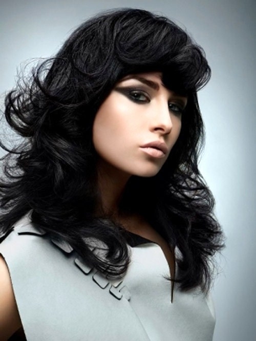 Tóc mái dài mượt và để lệch một bên là một ý tưởng tuyệt vời, bởi vì bạn có thể dễ dàng tạo kiểu mỗi ngày.Với một lớp tóc mái dài như thế này, bạn có thể dùng kẹp tăm để làm điệu theo nhiều cách khác nhau , hoặc tết tóc. Những cô nàng nào thích "làm mới" mình thường xuyên, hãy chọn ngay kiểu mái dài này nhé! Kiểu tóc mái chẻ tuy nhìn có vẻ hơi lộn xộn và ngố, nhưng lại rất sexy. Đây là kiểu tóc mái phù hợp với mọi hình dáng khuôn mặt, và bạn cũng có thể tạo kiểu bằng cách chải ngược ra phía sau rồi cố định bằng kẹp tăm, hoặc để buông tự nhiên Nếu bạn muốn trở thành tâm điểm của sự chú ý, hãy để kiểu mái ngắn và cắt không đồng đều một chút. Với kiểu mái này, bạn có thể uốn xoăn hoặc uốn phồng trước trán tùy theo trang phục mà bạn mặc trên người Những cô nàng cá tính sẽ thích kiểu mái lộn xộn này. Kiểu mái này không chỉ phù hợp với những bạn tóc ngắn, mà ngay cả những bạn gái tóc dài cũng có thể để kiểu mái này Nếu bạn muốn có một cái nhìn lãng mạn, bay bổng, lại cũng không kém phần nữ tính, dịu dàng, hãy chọn kiểu mái có điểm dài nhất che phủ qua mắt, nhưng nhớ chỉ một lớp mỏng thôi nhé! Kiểu mái ngố đến nay vẫn được rất nhiều bạn gái ưa chuộng. Nếu bạn là một cô gái lười tạo kiểu, lười thay đổi, hãy chọn kiểu mái này. Tuy nhiên, nếu bạn có một khuôn mặt tròn, bạn nên lưu ý một điểm: không cắt mái quá rộng Gần giống kiểu mái ngố chính là kiểu mái tròn của những năm 70. Kiểu mái này hợp nhất với style tóc tầng lớp và cắt tỉa tua rua.